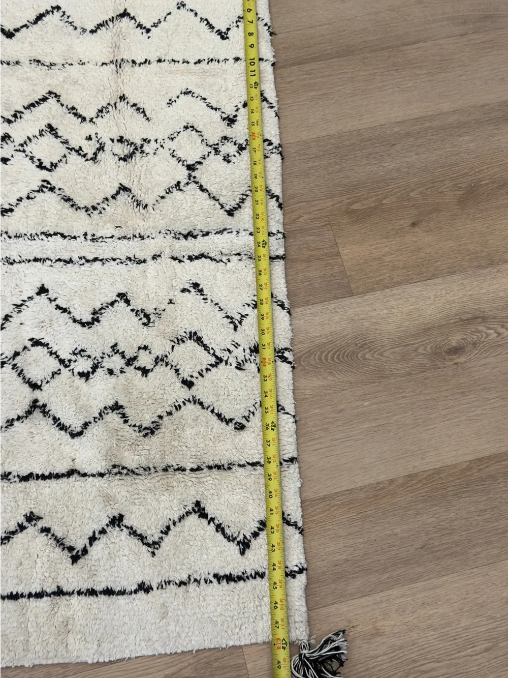 Handmade Ivory and Black Tassel Runner Rug - Home Accents
